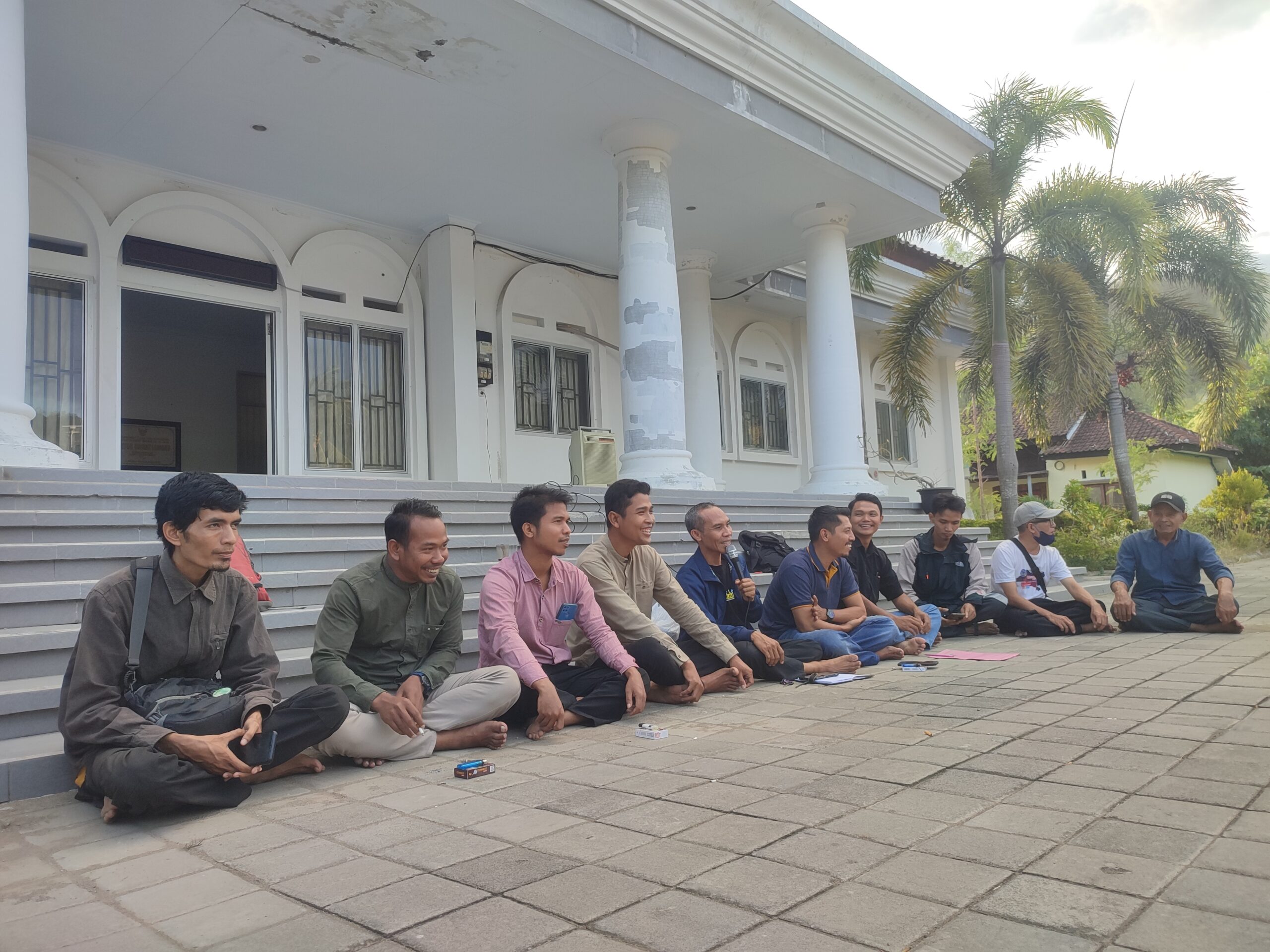 Perdana | Rapat Koordinasi PPK Bersama PPS SeKecamatan Lembar Pada Pilkada 2024.